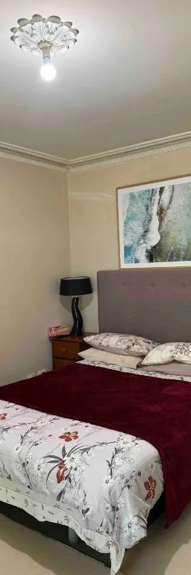 Couple room with shared bathroom，位于格伦韦弗利的酒店