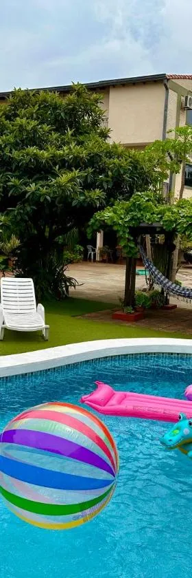 Apartamento con piscina, terraza y parking en las cercanías de Asunción，位于圣洛伦索的酒店