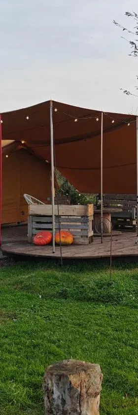 Au Pied Du Trieu, the glamping experience，位于Labroye的酒店
