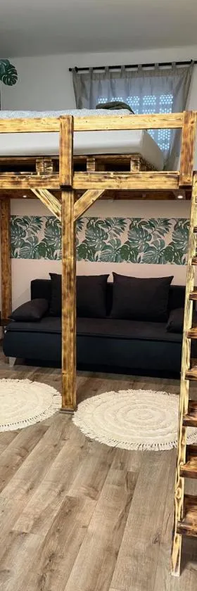 Cozy apartment close to M0 way，位于布达佩斯的酒店