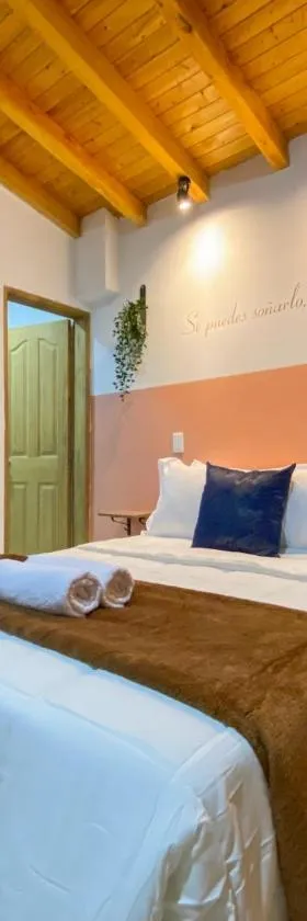 Serenity Room - a solo una cuadra del parque，位于Carmen de Viboral的酒店