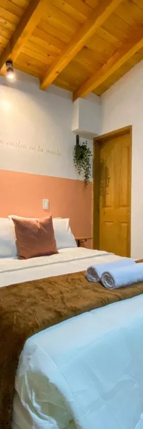 Prosperity Room - a solo una cuadra del parque，位于Carmen de Viboral的酒店