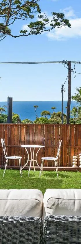 Romanic Garden View 1 bed Apartment with ocean views at Stanwell Tops，位于斯坦威尔公园的酒店