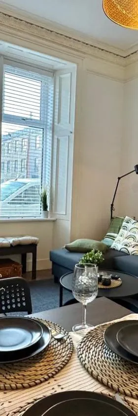 Bright and spacious apartment near Glasgow，位于Dalmuir的酒店