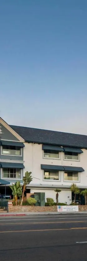 Best Western Harbour Inn & Suites Huntington - Sunset Beach，位于亨廷顿海滩的酒店