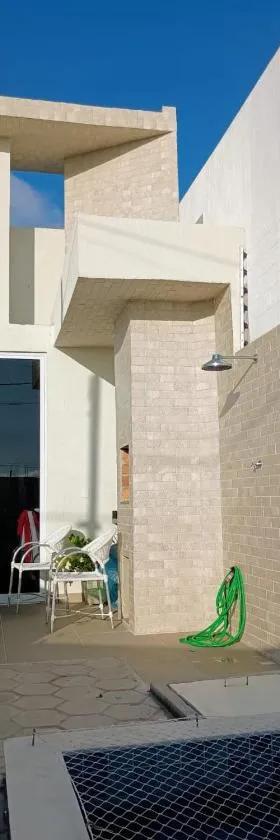 casa com piscina e churrasqueira 5 minutos da praia, 1 quarto com cama de casal e segundo quarto com duas camas infantis，位于康德的酒店