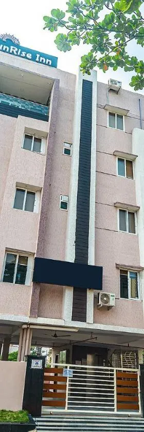 FabHotel The Sunrise Inn - Nr Gayatri Vidya Parishad College of Engineering，位于维沙卡帕特南的酒店