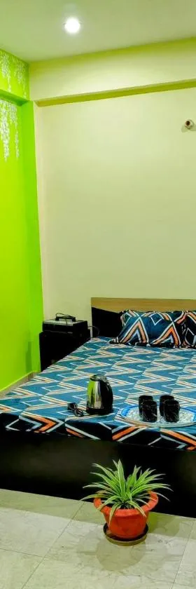 2 BHK & Balcony Nature's Theme Apartment Homestay，位于Prayagraj的酒店