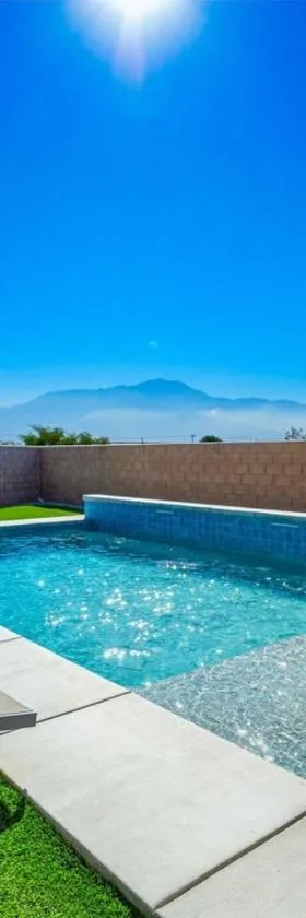 New House with Salt Water Pool and Majestic Views，位于沙漠温泉的酒店