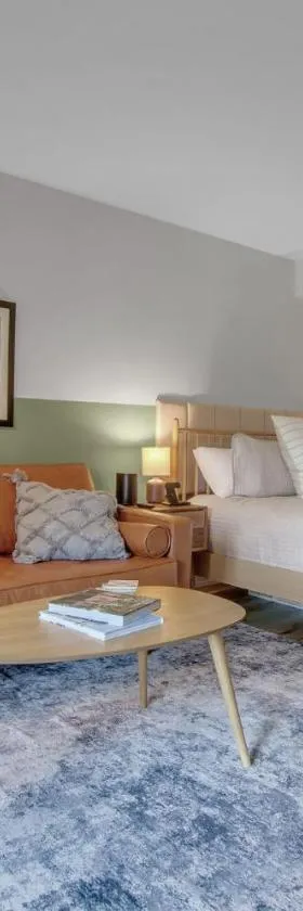 King Bed, Walk or Bike to town, EV, Pets OK，位于埃利科特维尔的酒店