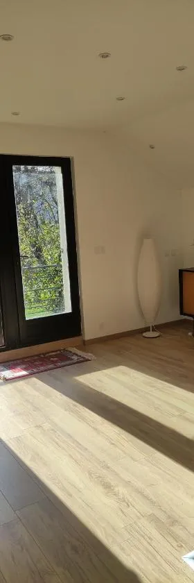 Appartement au calme, dans résidence sécurisée avec place de stationnement，位于Saint-Georges-de-Commiers的酒店