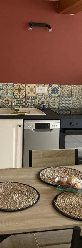 Maison idéale pour 2 personnes, garage clos et Wifi，位于Beauvoir-sur-Niort的酒店
