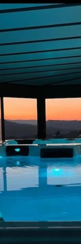 spa de nage et jacuzzi à Séverac d'Aveyron，位于Sévérac d' Aveyron的酒店
