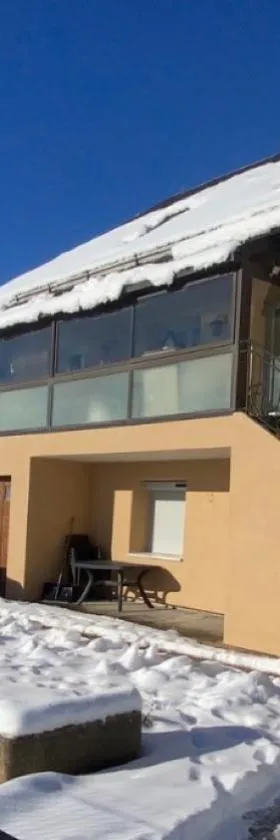 Appartement au bord du lac avec terrasse，位于拉图多韦尔尼的酒店