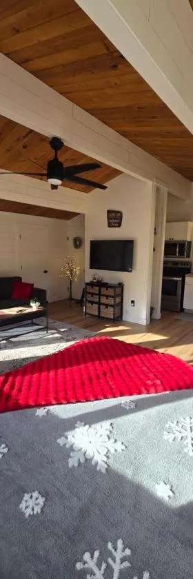 A Restful Studio Near a Creek and Forest - Pet Friendly，位于罗斯堡的酒店