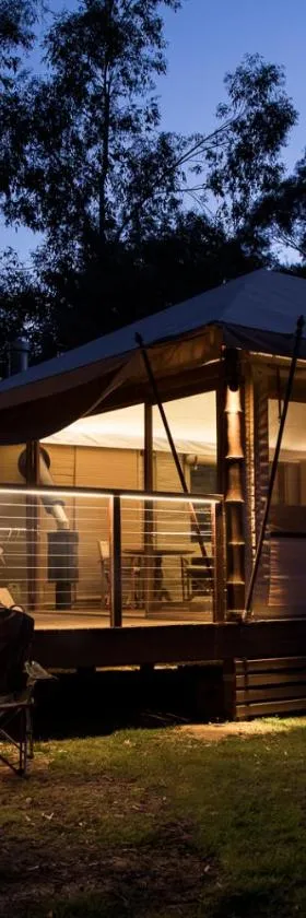 Luxury Riverside Glamping Tents - Adults Only Retreat，位于Capertee的酒店