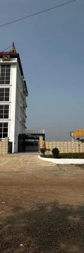 Hotel Kushala Grand, Dombivali，位于Mangrul的酒店
