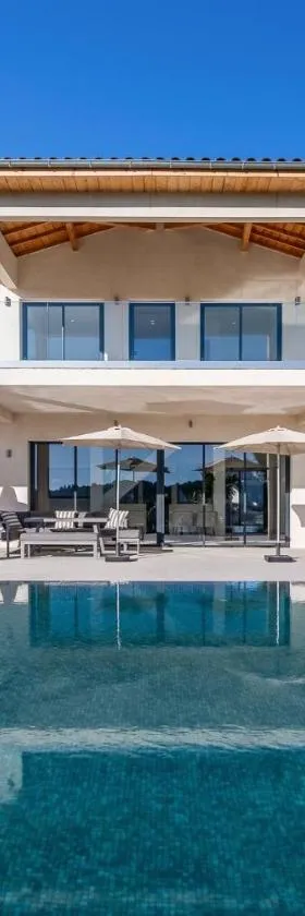 Royal Tiki Lodges - Maison d'hôtes avec piscine chauffée - Chambres ou Villa entière - Villa SCL，位于Plaissan的酒店