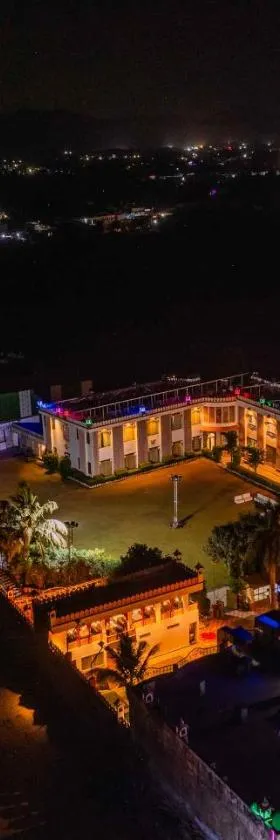 Hotel Royal Paradise，位于Bīr的酒店