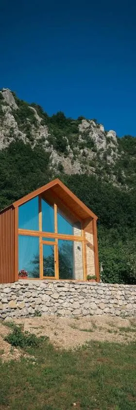 Ostrog Wood House，位于Železnička Stanica Dabovići的酒店