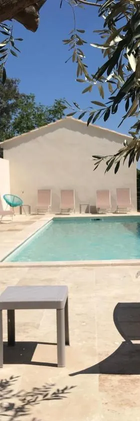 Les Mazets et Spa D'Uzes，位于Arpaillargues-et-Aureillac的酒店