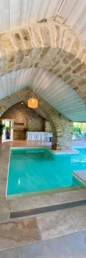 Les Caselles, Gîte et Chambre d'hôtes，位于Saint-Beauzély的酒店