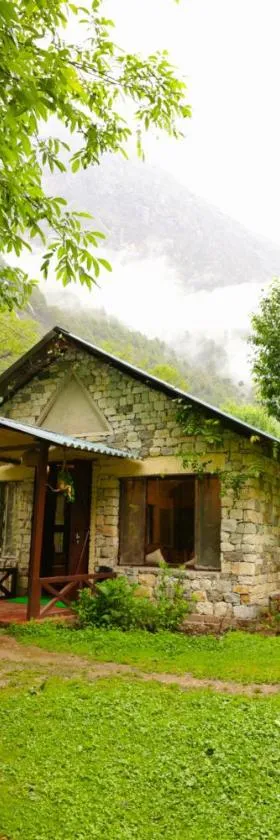 Thehraav By The River - Mudhouse Odyssey, Tirthan Valley，位于本贾尔的酒店