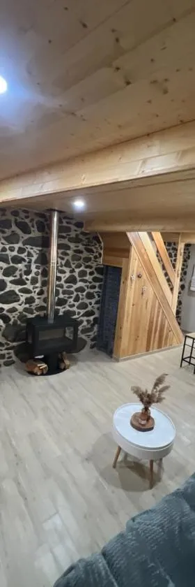 Chalet cosy refait à neuf 6 pers，位于Fontpédrouse的酒店