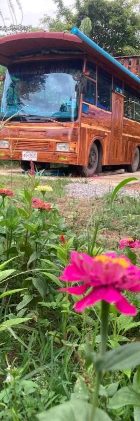 Bus Resort，位于Amphoe Phrao的酒店