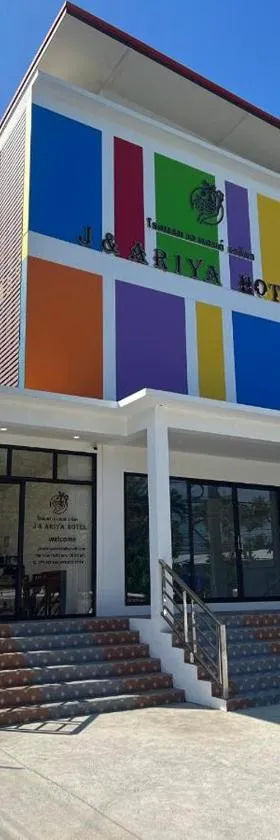 J & Ariya Hotel Near Samui Airport and Koh Phangan Pier，位于波普托的酒店