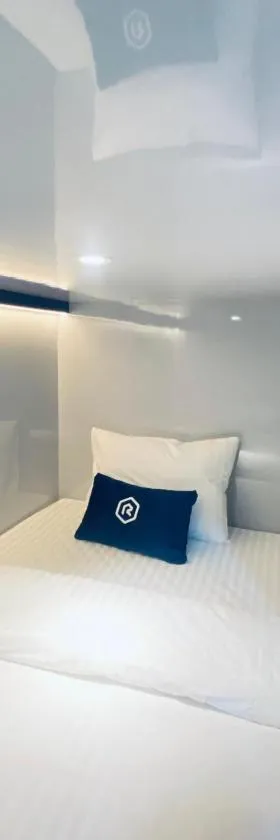Rosalyne Sleepbox Tugu Mangkubumi，位于Jetis的酒店