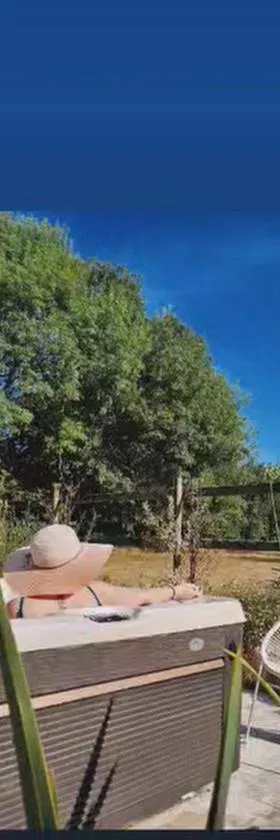 Gîtes de charme "l'écrin de Vendée" jacuzzi privatif, piscine chauffée, prestations bien être, vélos à 10 mn de l'océan sur 3,5 h de verdure，位于Sallertaine的酒店