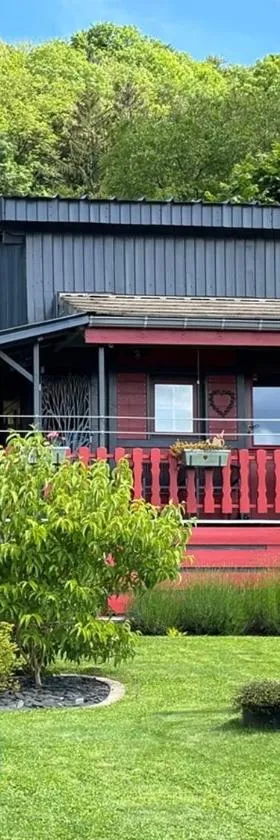 TiNY HOUSE LE CHALET，位于Échenoz-la-Méline的酒店