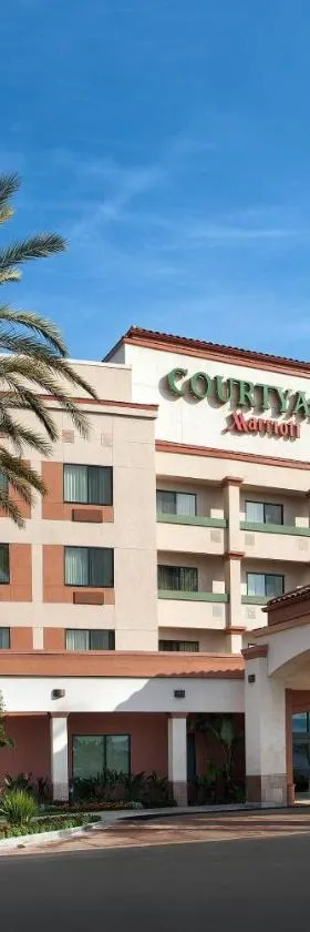 福特希尔兰赫森林湖东艾尔文万怡酒店，位于福特希尔兰赫的酒店