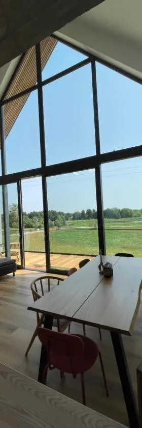 Rumiane pola - stodoła na Mazurach z widokiem na jezioro，位于Brajniki的酒店