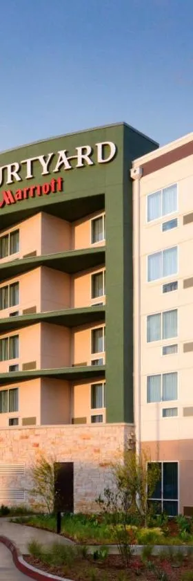 达拉斯普拉诺/克勒尼万怡酒店，位于本殖民地的酒店