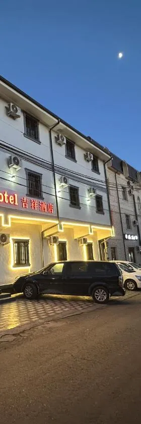 Lotus Hotel，位于Yakkasaray的酒店