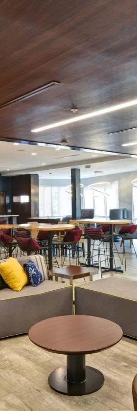 长岛艾斯利普/法院大楼万怡酒店，位于森特勒尔艾斯利普的酒店