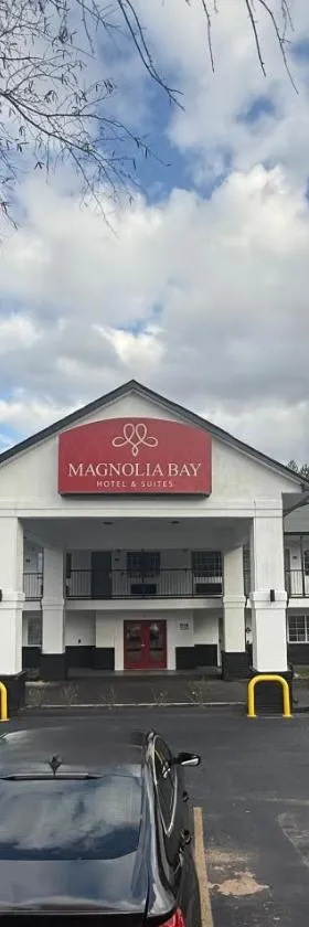 Magnolia Bay Hotel & Suites，位于琼斯伯勒的酒店