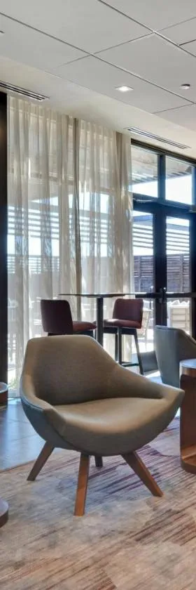 Courtyard by Marriott Bentonville Rogers Promenade，位于罗杰斯的酒店