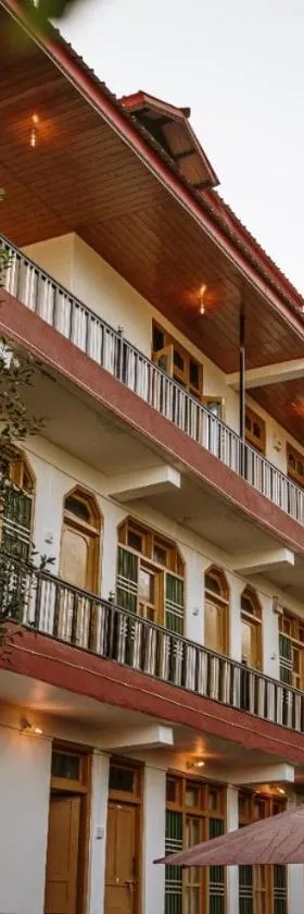 LIGHTWORKERS Hostel & Cafe，位于Kalgha的酒店