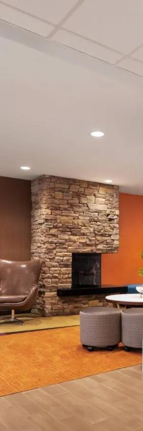 Fairfield Inn & Suites by Marriott Charlottesville Downtown/University Area，位于夏洛茨维尔的酒店