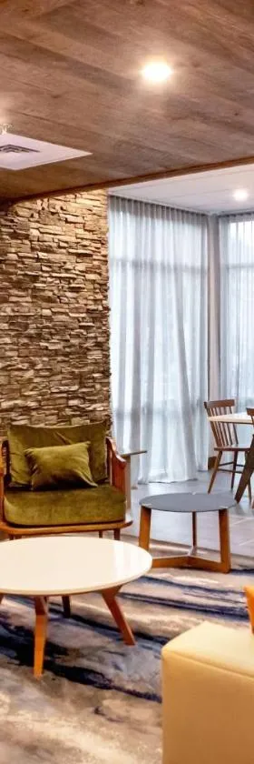 Fairfield Inn & Suites by Marriott Richmond Airport，位于桑兹顿的酒店