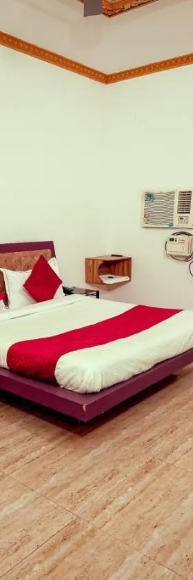 Hotel New November，位于齐拉克普尔的酒店