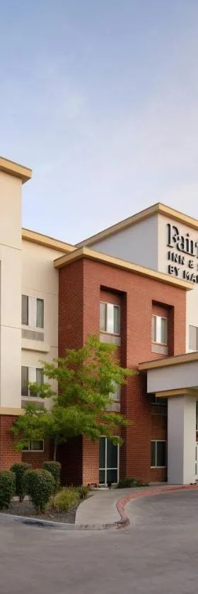 万豪维萨利亚图莱里的费尔菲尔德客栈及套房酒店，位于图莱里的酒店