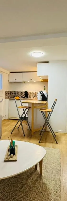 LE PETIT COCON Appartement cosy Gare à 5 min et 25min de paris，位于Marolles-en-Hurepoix的酒店