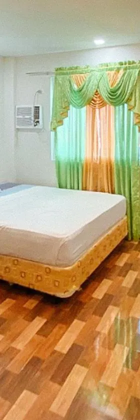 RedDoorz @ 4ks Pension House Bogo City Cebu，位于Banban的酒店