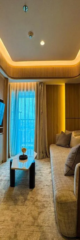Apt Embarcadero 2BR with Netflix & Pool by Damaresa，位于Pondokpucung的酒店