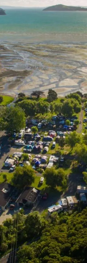 Coromandel Shelly Beach TOP 10 Holiday Park，位于科罗曼德镇的酒店
