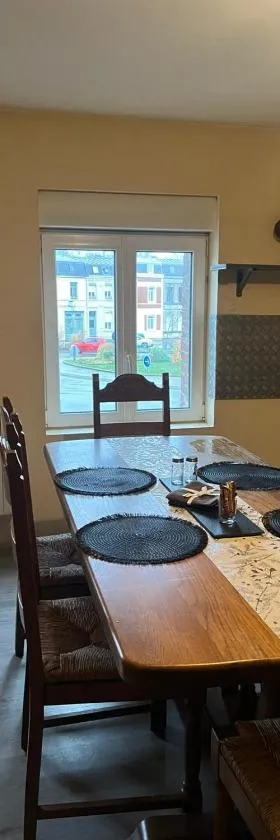 Appartement calme, frais à louer, emplacement stratégique, proche de toutes commodités, de l'autoroute, valenciennes, lille, Belgique, wifi, Netflix, parking Gratuits，位于Raismes的酒店